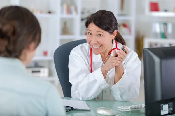 Médico falando com paciente mulher — Fotografia de Stock