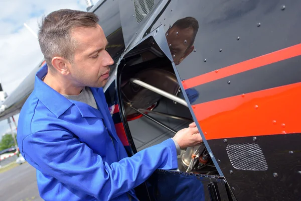 Preparando o helicóptero e helicóptero — Fotografia de Stock