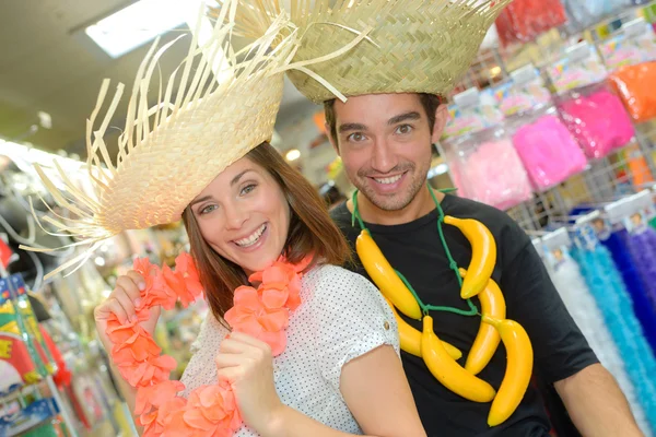 Coppia in abito fantasia cappelli di paglia — Foto Stock