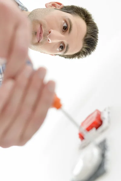 Eletricista reparando uma tomada de parede — Fotografia de Stock