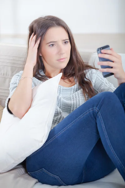 Dívka při pohledu na mobilní telefon, strach, výraz — Stock fotografie