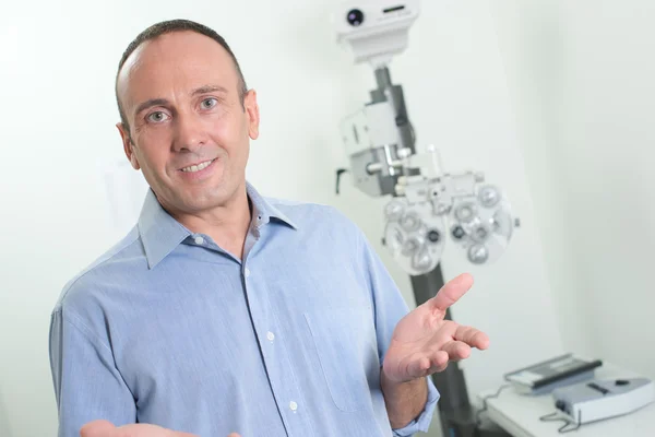 Optometrist in the clinic — Stock Photo, Image