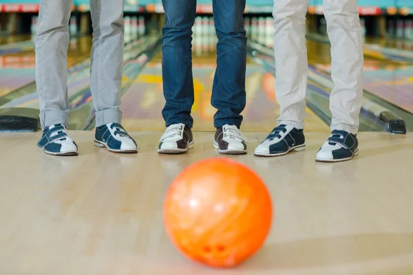 Bowlingcenter und Ball — Stockfoto