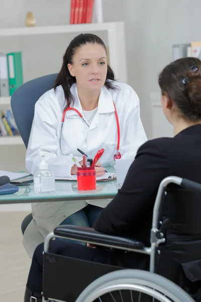 Žena doktor mluví se svým pacientem — Stock fotografie