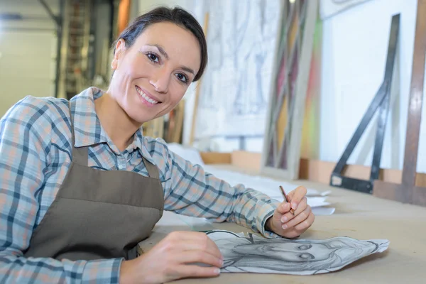 Artista vidriera posando — Foto de Stock