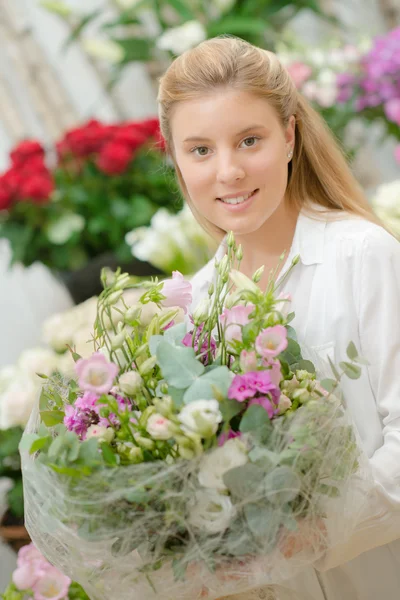 Jovem florista e fundo — Fotografia de Stock