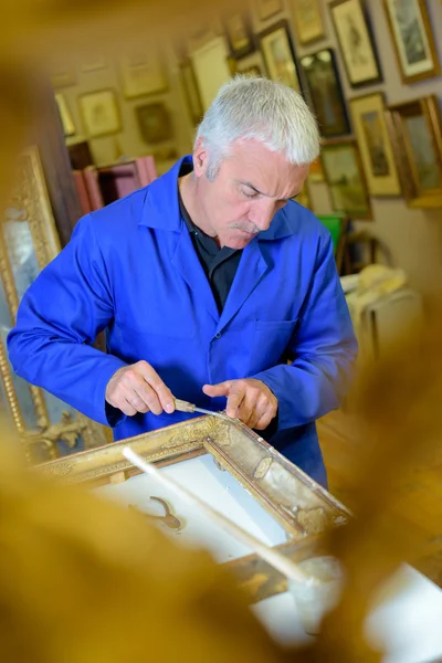 Artist making a frame — Stock Photo, Image