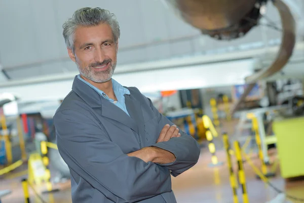 Retrato de um engenheiro de aviação em um hangar — Fotografia de Stock