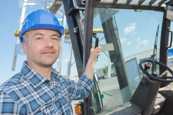 Gabelstaplerfahrer lächelt — Stockfoto