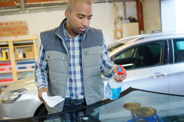 Worker spraying a glass — Stock Photo, Image