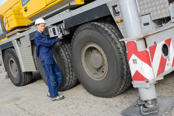 Pracownik kontroli jej samochód ciężarowy — Zdjęcie stockowe