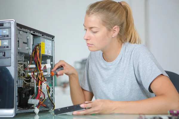 Mulher corrigindo uma CPU — Fotografia de Stock