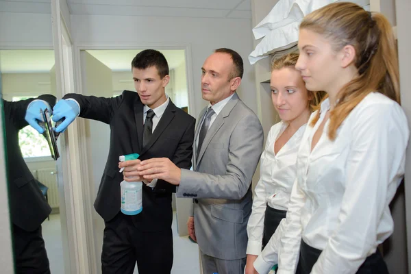 Equipe de jeunes apprenant l'entretien ménager — Photo