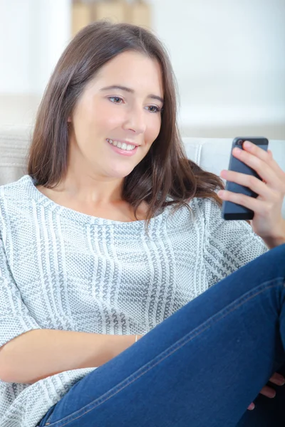 Mujer enviando un mensaje de texto — Foto de Stock