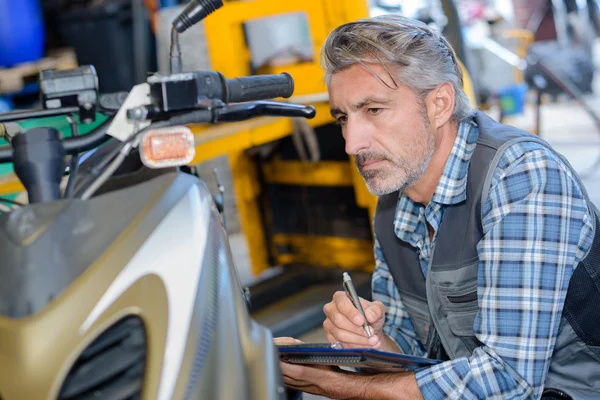 Worker recording the cost — Stock Photo, Image