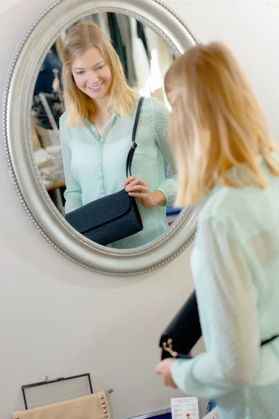 Femme regardant dans le miroir — Photo