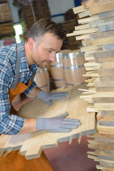 Cooper aligning planks — Stock Photo, Image