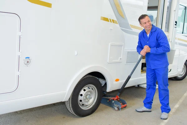 Man die opheffing van een camper — Stockfoto