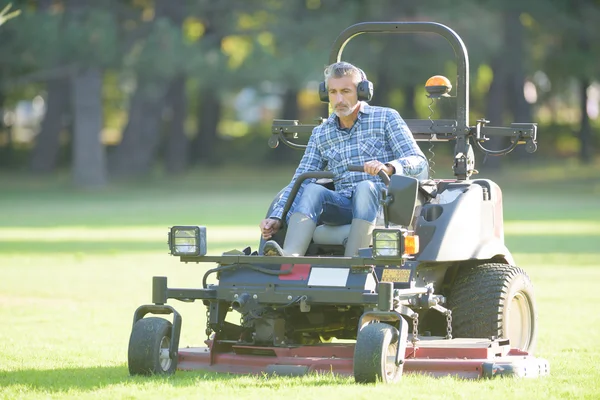 Trabajador segando el parque — Foto de Stock