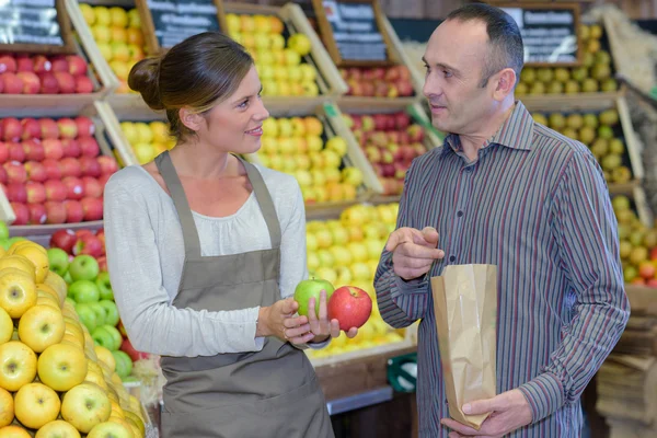 Uomo che compra mele in fruttivendolo — Foto Stock