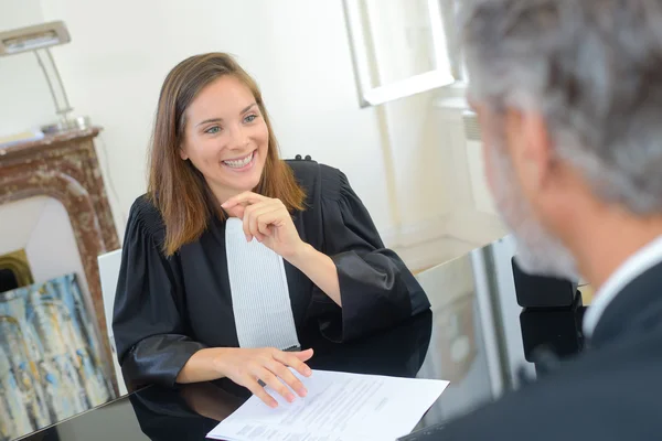 Beweisaufnahme und Gespräch — Stockfoto