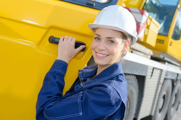 Жінка керує вантажівкою — стокове фото