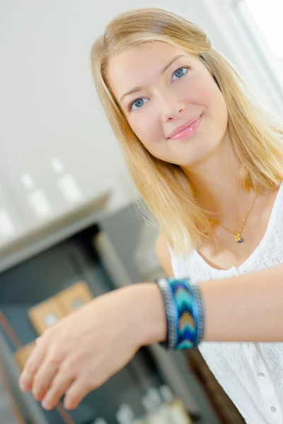 Senhora mostrando nova pulseira — Fotografia de Stock