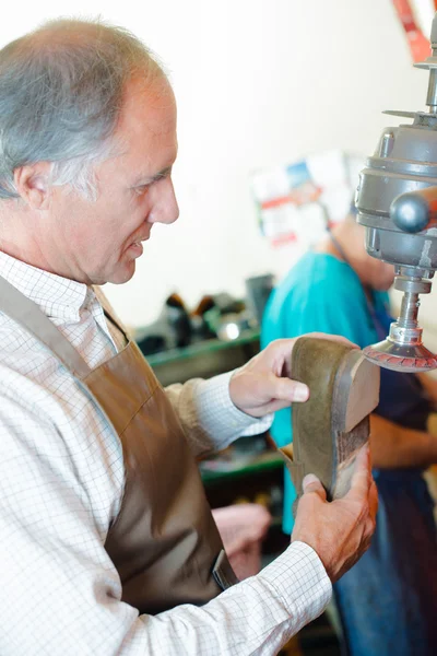 Technicus met behulp van de bench boor — Stockfoto