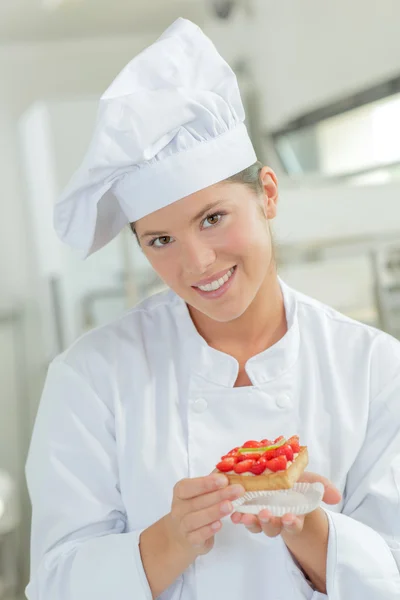 Jonge vrouwelijke patisserie chef-kok — Stockfoto