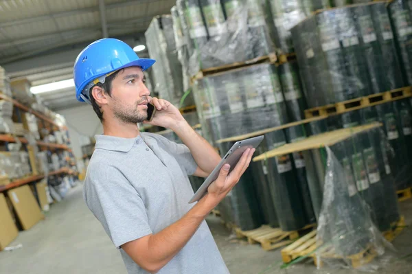 Técnico usando broca de bancada — Fotografia de Stock