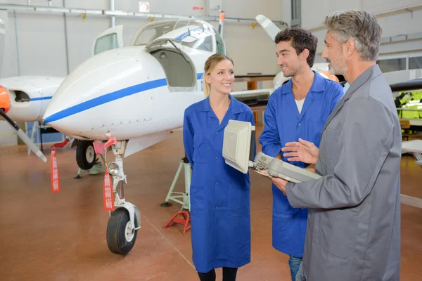 Personer fastställande ett flygplan — Stockfoto