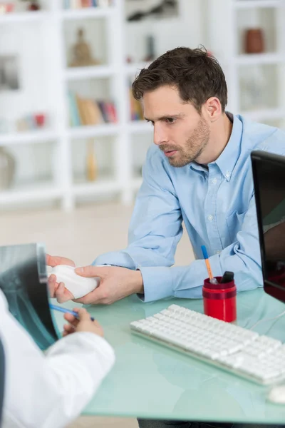 Paciente joven durante la consulta — Foto de Stock