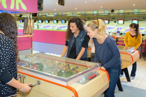 Mulheres jogando futebol de mesa — Fotografia de Stock