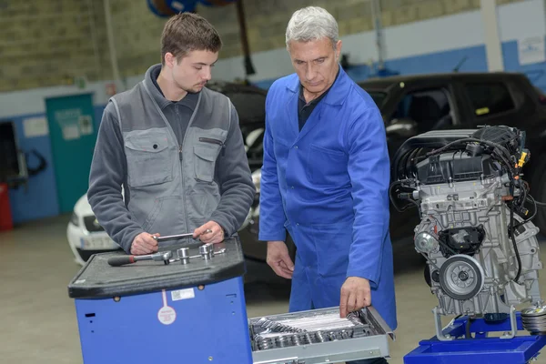 Mécanicien automobile montre l'entretien stagiaire du moteur de voiture — Photo