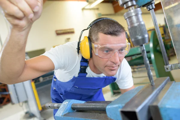 Technicus met behulp van de bench boor — Stockfoto