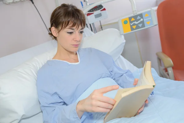 Жінка читає в лікарні — стокове фото