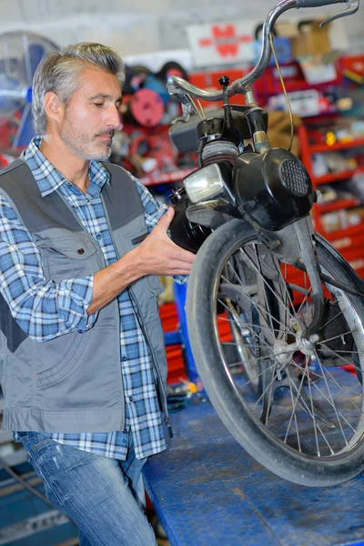 Homem fixação ciclomotor — Fotografia de Stock