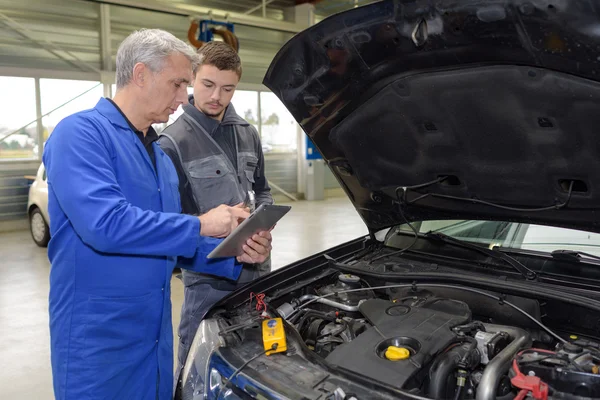 Escuela de reparación de automóviles y hombre — Foto de Stock