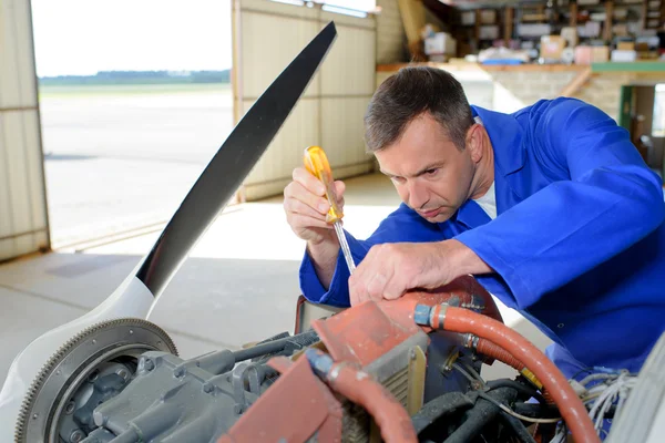 Mekaniker som jobbade på flygplan — Stockfoto
