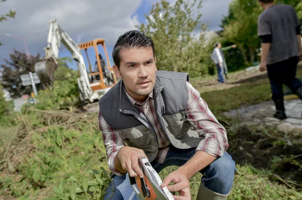 L'homme prend des mesures dans le jardin — Photo