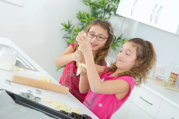 Hermanas horneando en la cocina —  Fotos de Stock