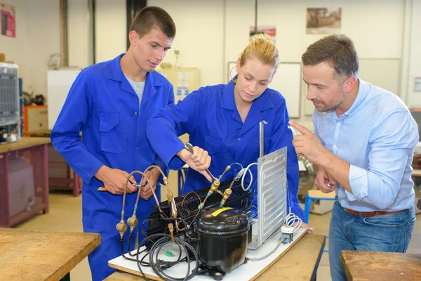 Étudiants travaillant avec des composants de radiateur — Photo