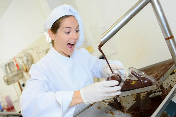 Chef-kok werken met gesmolten chocolade, opgewonden expressie — Stockfoto