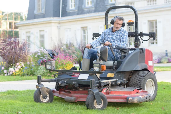 Homme tondre le jardin — Photo