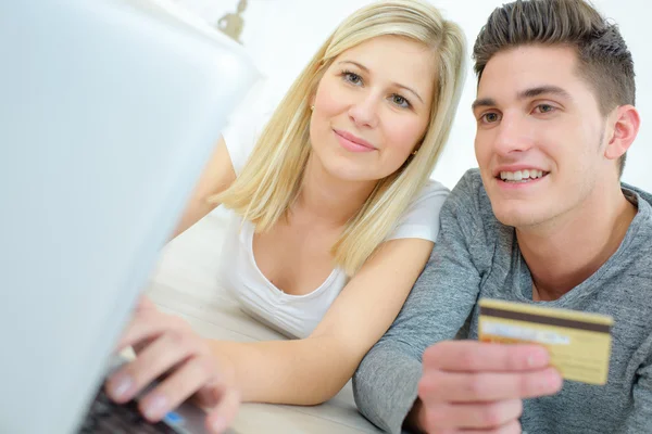 Couple using credit card to make online purchases — Stock Photo, Image