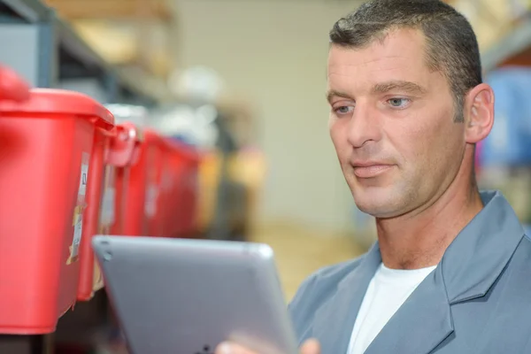 Man looking at the tablet — Stock Photo, Image