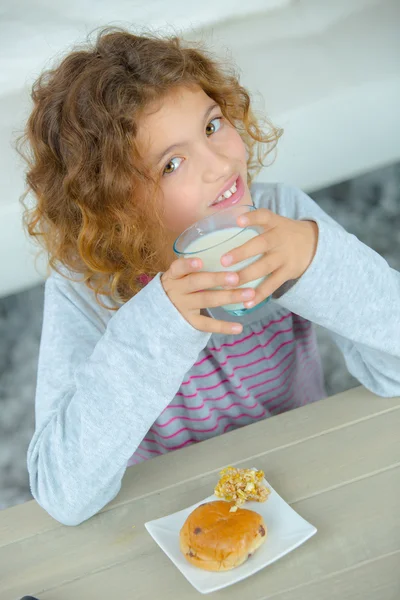 Drinkmelk voor kinderen — Stockfoto