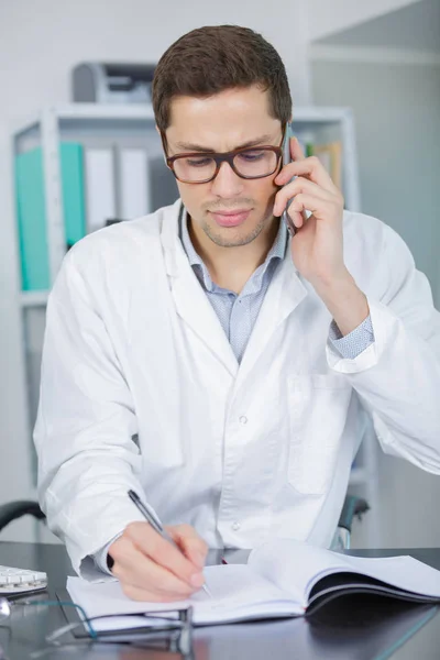 Médico do sexo masculino ou médico falando ao telefone — Fotografia de Stock