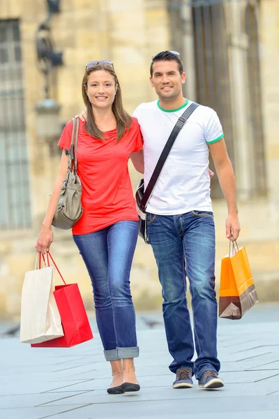 Couple enjoying a day out in the city — Stock Photo, Image