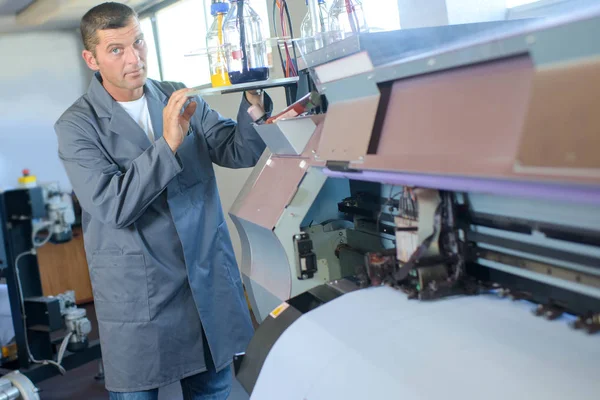 Man met drukmachine — Stockfoto